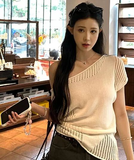 화이트 불규칙 비스듬한 어깨 오프숄더 홀로우 아웃 반팔 니트 스웨터 여성 여름 디자인 센스 작은 대중 몸매 가꾸기 슬림해 보이는 맨위