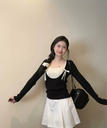 한 부서 착용 가져 가라. 나비 매듭 검정색 페이크 레이어드 긴팔 티셔츠 여성 봄 2026 새로운 디자인 센스 작은 대중 맨위