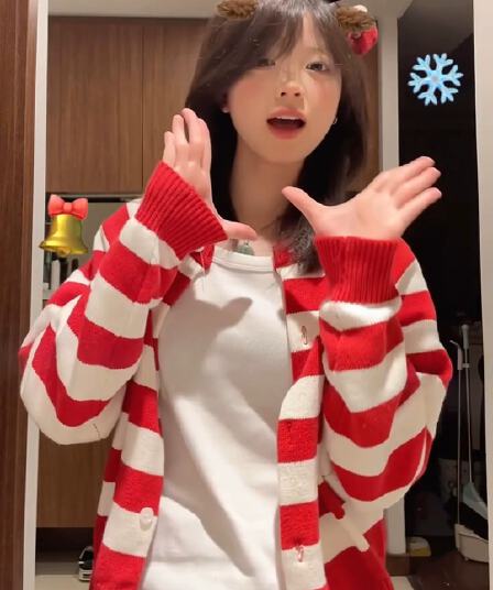 가을 신제품 빨간색과 흰색 배색 스트라이프 스웨터 니트 스웨터 여성 한 부서 달콤함 오픈 가디건 긴팔 외부 가져 가라. 쇼트 스타일 맨위