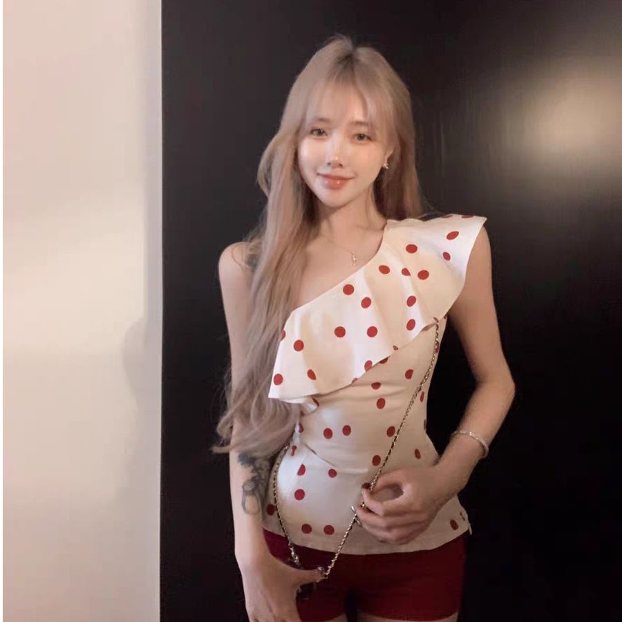 프랑스식 프릴 도트 무늬 비스듬한 어깨 민소매 조끼 여성 여름 몸매 가꾸기 핫걸 맨위