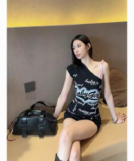 1 1 인 면 알파벳 프린트 오프숄더 비스듬한 어깨 반팔 티셔츠 여름 핫걸 쇼트 스타일 슬립 맨위