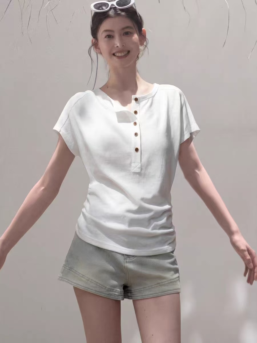 프랑스식 화이트 헨리 칼라 긍정적 인 어깨 허리 수축 반팔 티셔츠 여성 여름 고유 한 디자인 센스 루즈핏 슬림해 보이는 동정 맨위