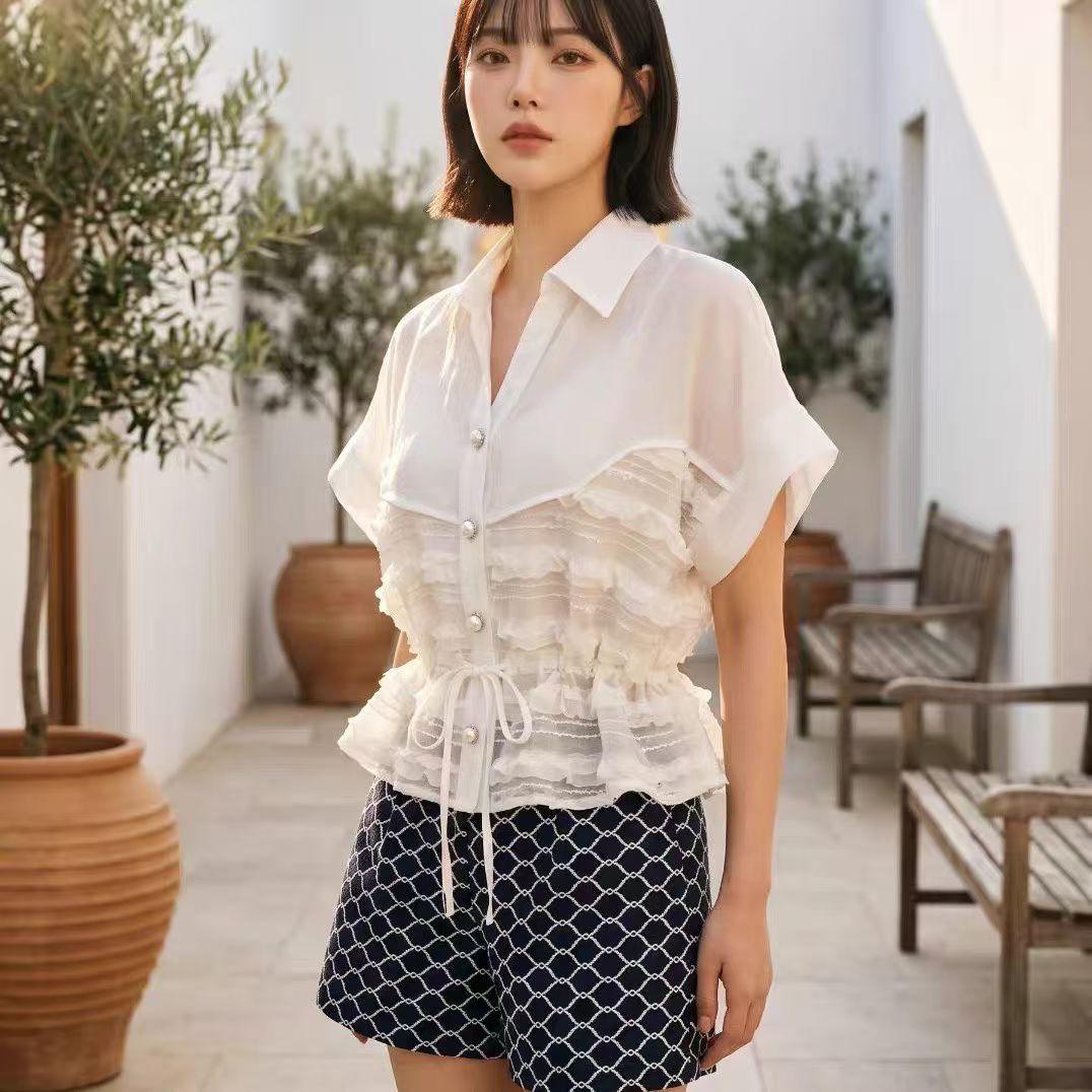 2026 한국 동대문 여름 여성 의류 새로운 폴로 칼라 패치워크 다중 레이어 프릴 레이스업 반팔 셔츠 레이스
