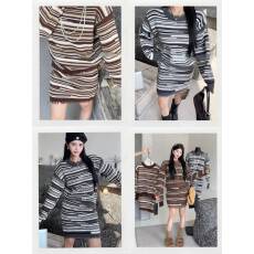 批发2025秋冬爆款休闲套装毛边休闲慵懒风<b class='q'>条纹</b>毛衣<b class='q'>半身裙</b>套装