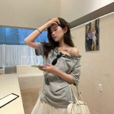 批发设计感木耳边灰色宽松斜肩短袖T恤女夏季慵懒纯欲一字肩露肩<b class='q'>上衣</b>