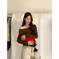 批发辣妹一字肩露肩打底针织衫<b class='q'>女</b>早春秋季长袖毛衣高级感斜肩短款上衣