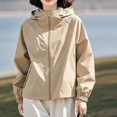 批发2025开<b class='q'>春</b>百搭超火酷飒拽姐高级感超好看女短款连帽外套减龄冲锋衣