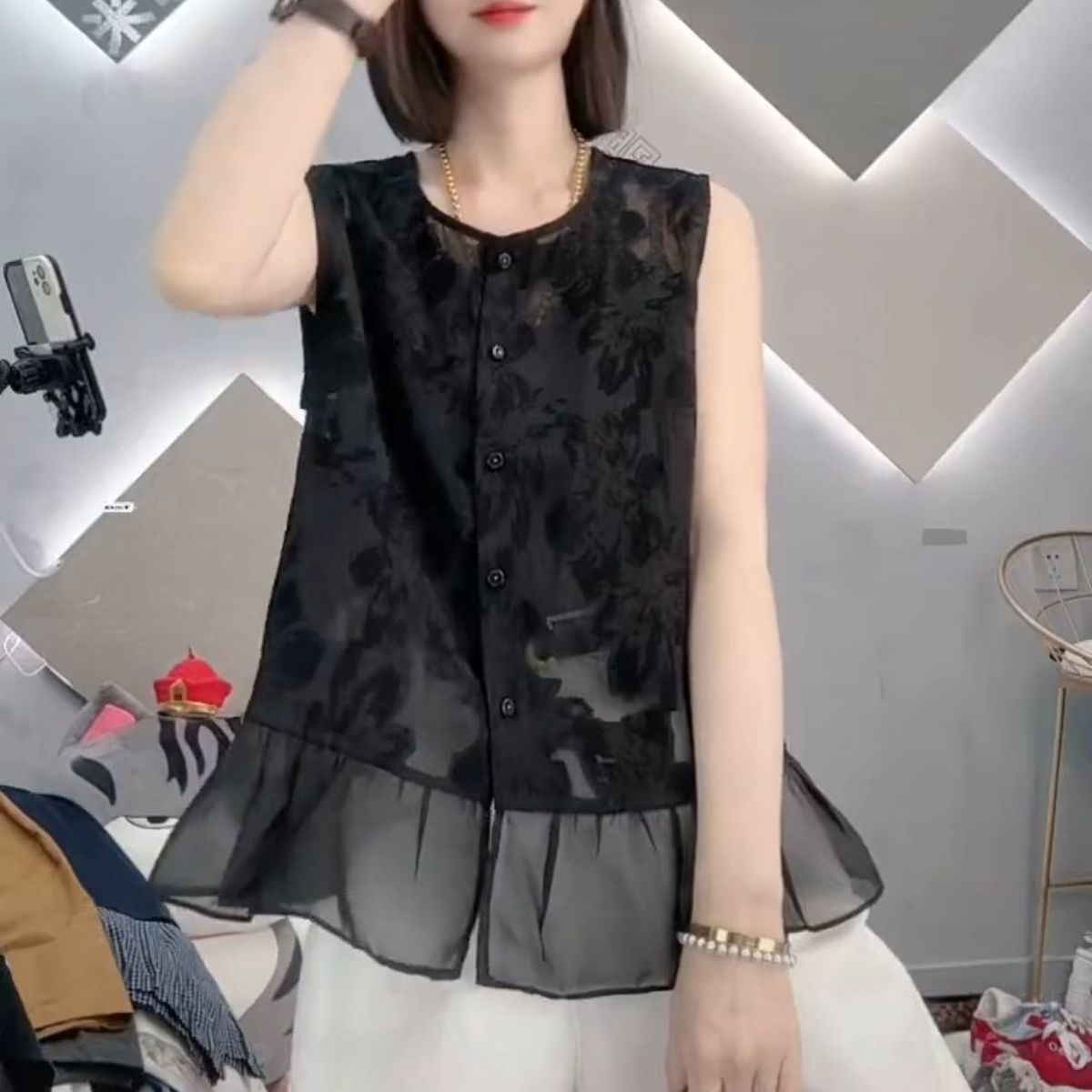 유럽 역 검정색 라운드 넥 자카드 민소매 프릴 작은 셔츠 2026 여름 연령 감소 다용도 출퇴근 품격 맨위