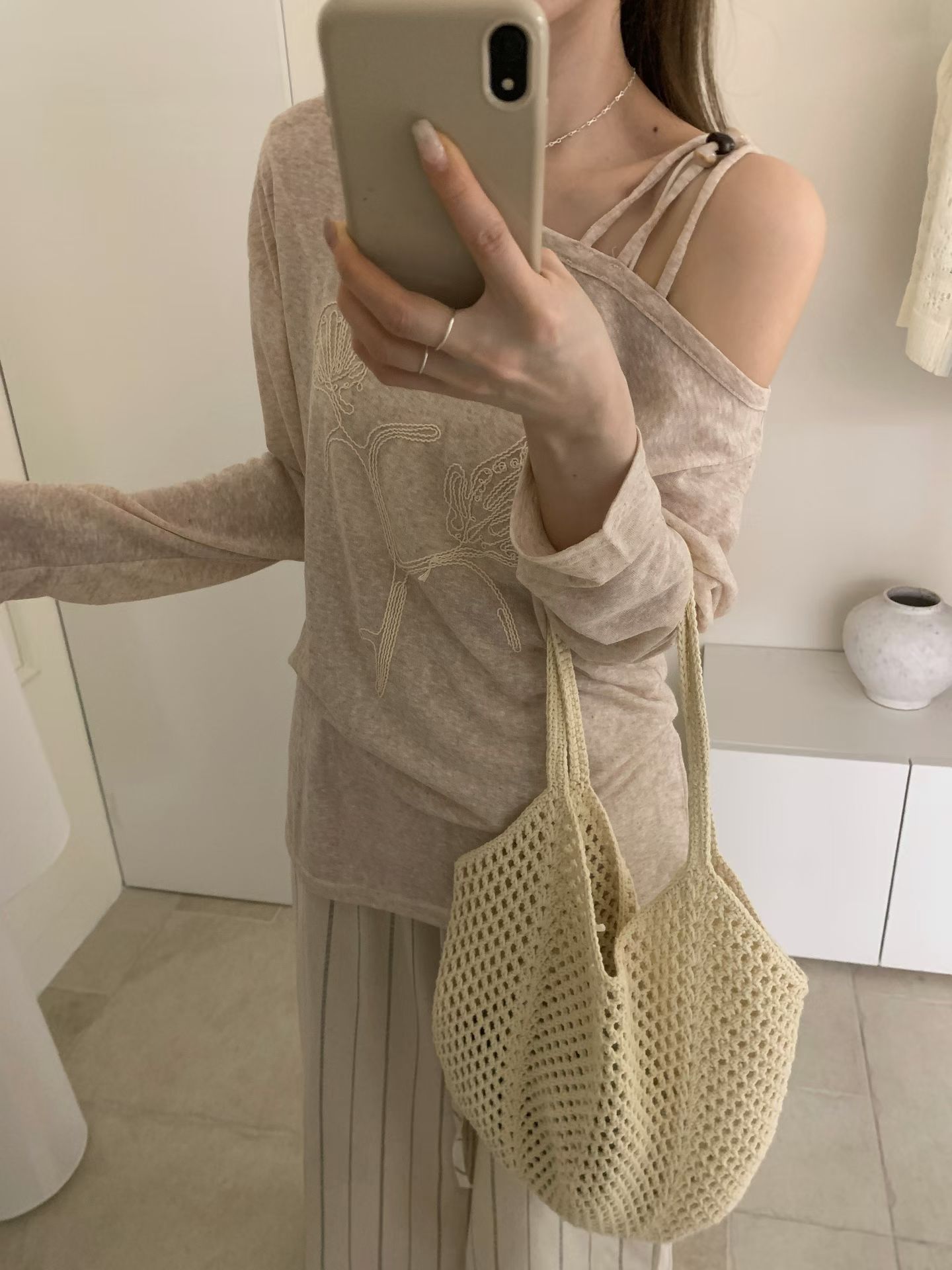 실사 마 살구 비스듬한 칼라 오프숄더 자수 긴팔 티셔츠 여성 느슨함 센스 루즈핏 캐주얼 다용도 자외선 차단 블라우스 맨위