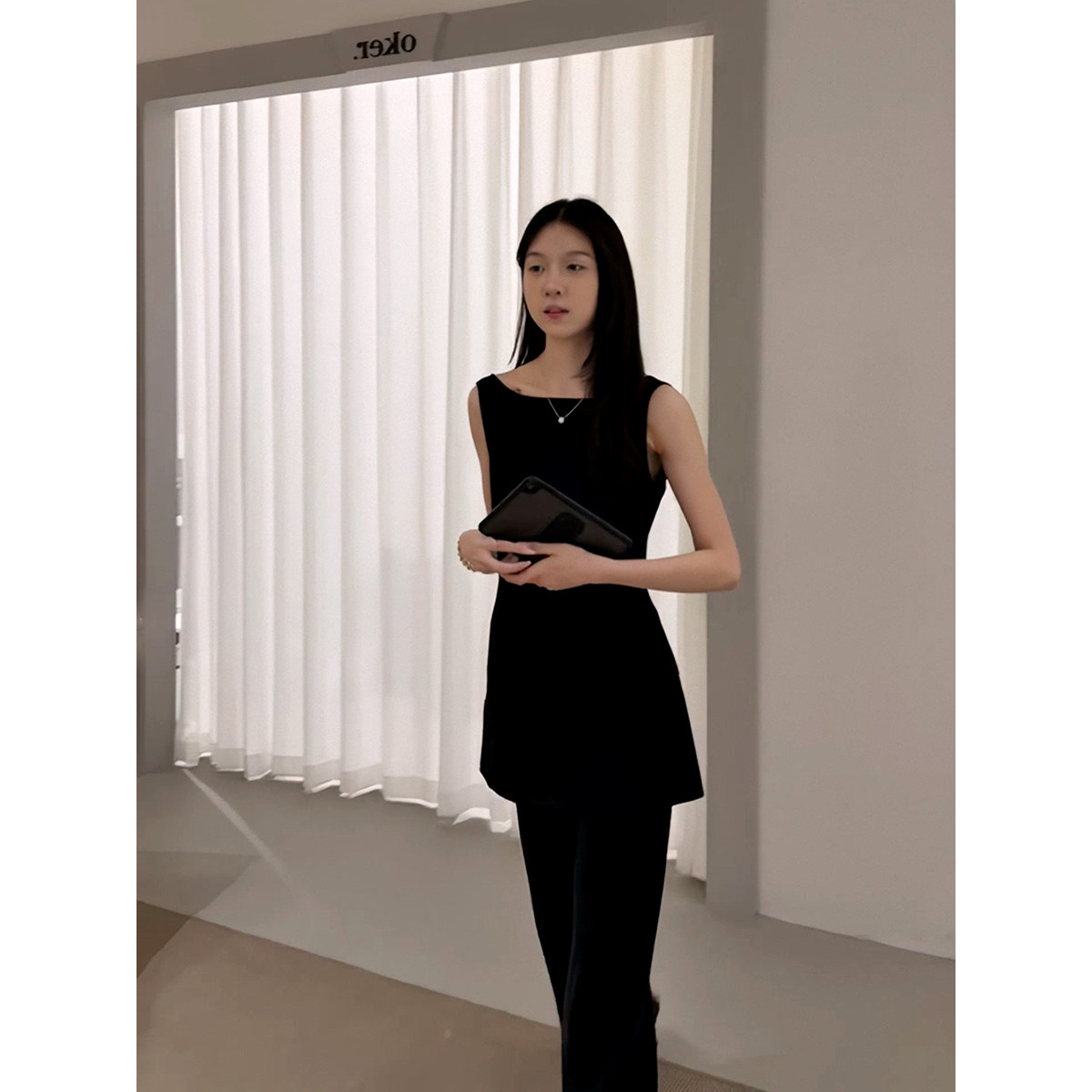 뜨거운 전체 네트워크 슬림해 보이는 품격 작은 검은 드레스 뒤로 작은 심장 기계 드레스 넓은 다리 캐주얼 바지 투피스 세트
