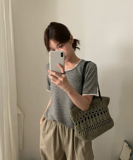 26 가을 켜기 새로운 새로운 미니멀리즘 레이스 패치워크 디자인 센스 스트라이프 긍정적 인 어깨 캐주얼 반팔 티셔츠