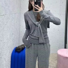 批发2025秋冬字母长袖<b class='q'>T</b>恤衫披肩围巾+条纹<b class='q'>裤</b>子三件套