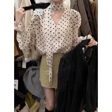 批发设计感小众v领飘带<b class='q'>波点</b>泡泡袖<b class='q'>衬衫</b>女秋冬2025新款法式气质上衣潮