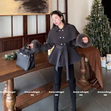 十三行2025冬财阀千金斗篷手袖真毛设计感外套配腰带羽绒内胆