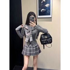 批发新款<b class='q'>韩</b>版小众学院<b class='q'>风</b>修身披肩+修身开衫+百褶半身裙三件套