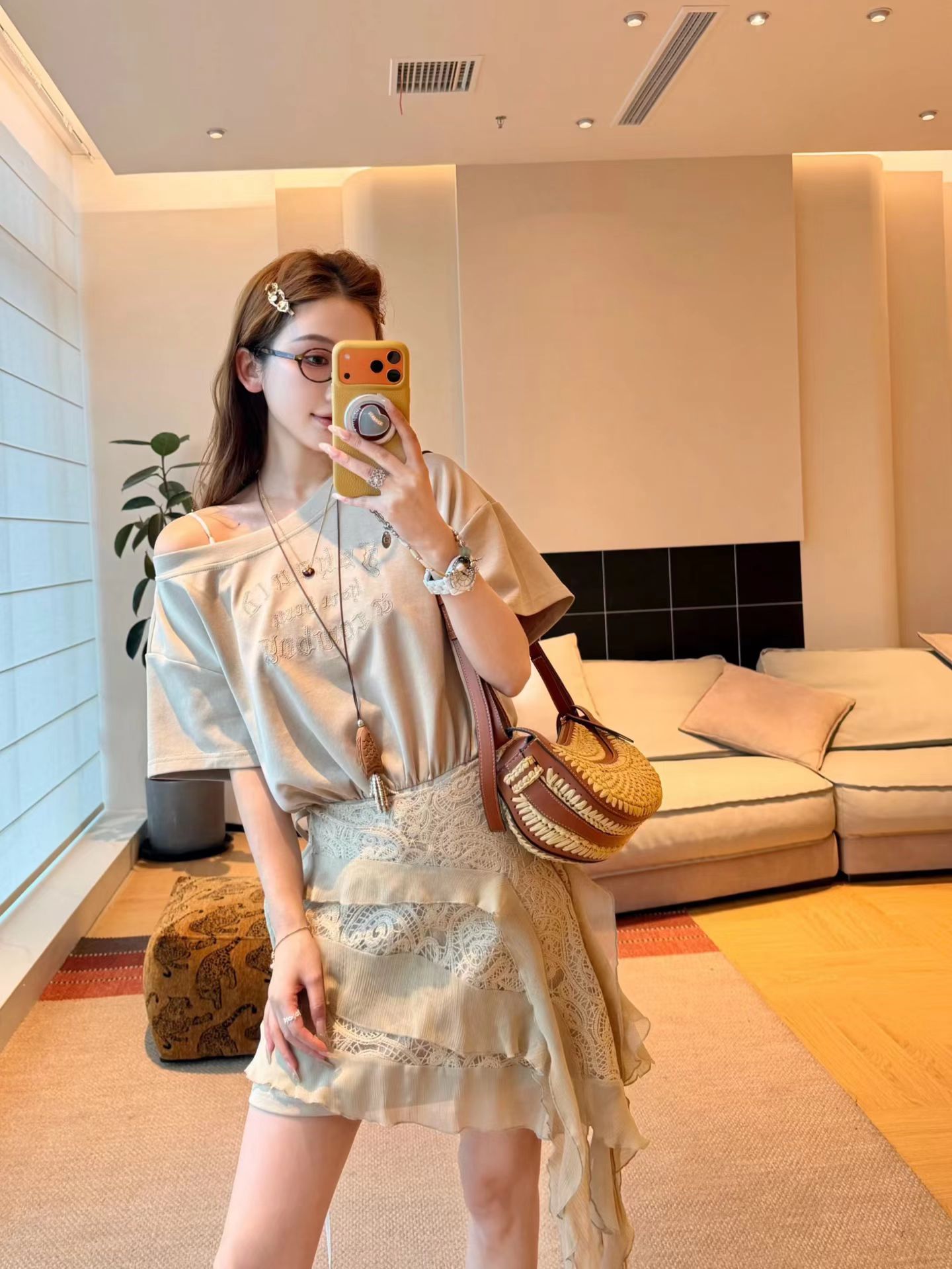 새로운 디자인 섹션 섹시함 알파벳 자수 비스듬한 칼라 티셔츠 치마 레이스 프릴 방귀 커튼 투피스 세트