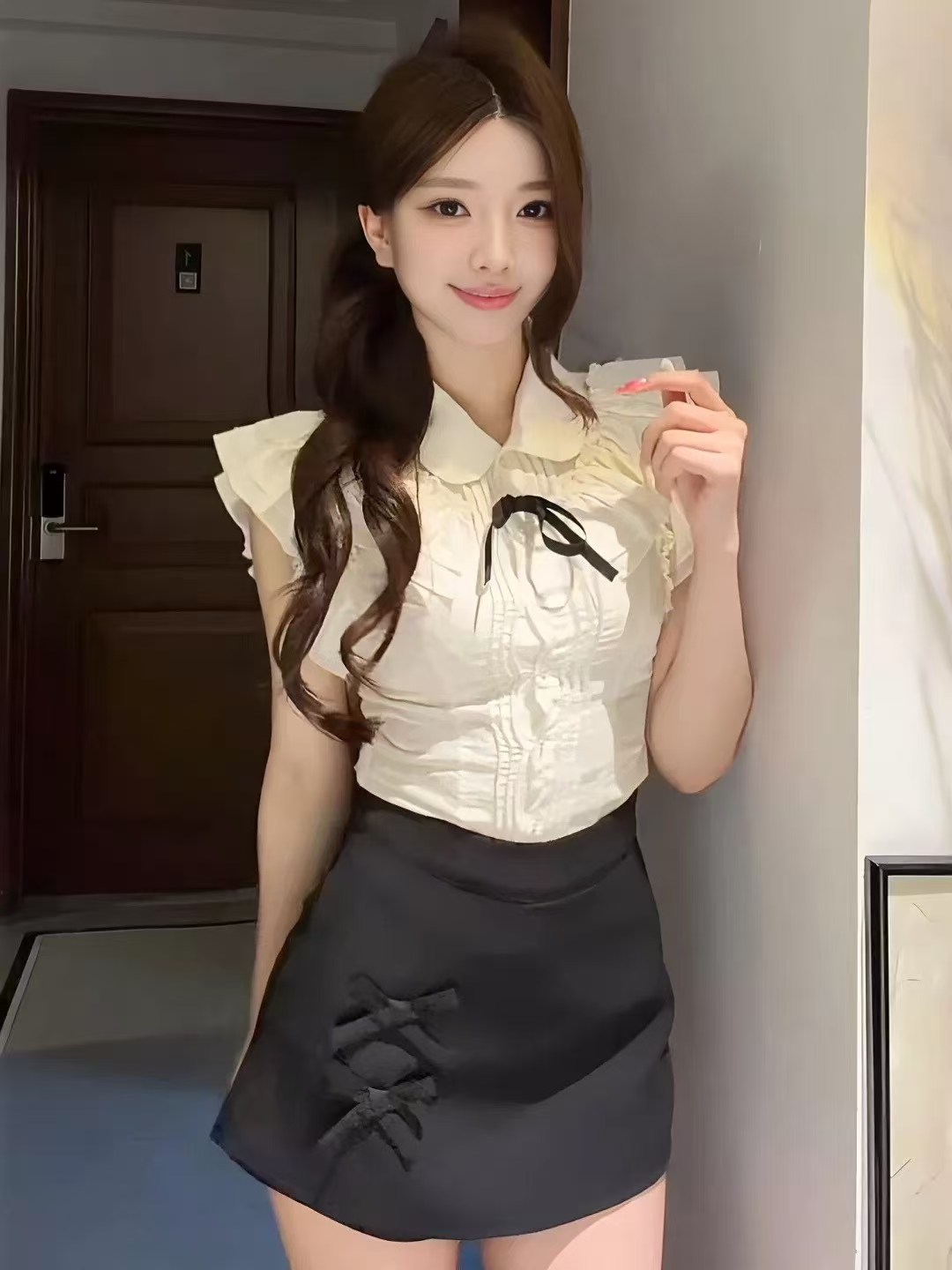 여름 프랑스식 화이트 폴로 칼라 레이스 Feifei 소매 조끼 셔츠 맨위 하이웨이스트 슬림해 보이는 검정색 미니 스커트 세트 여성