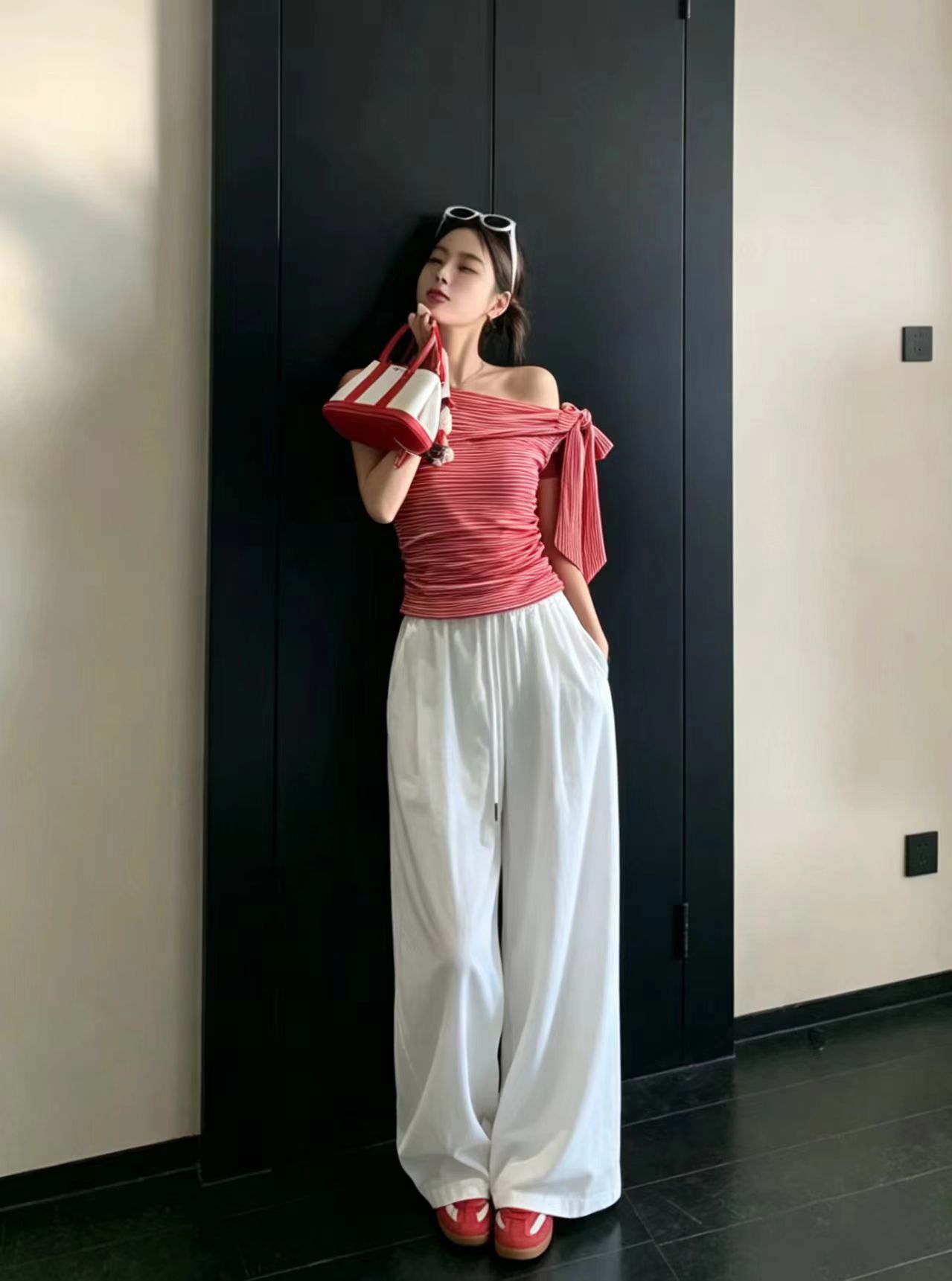 새로운 느긋한 스트라이프 오프숄더 비스듬한 어깨 조끼 몸매 가꾸기 레이스업 맨위 허리밴드 캐주얼 바지 세트