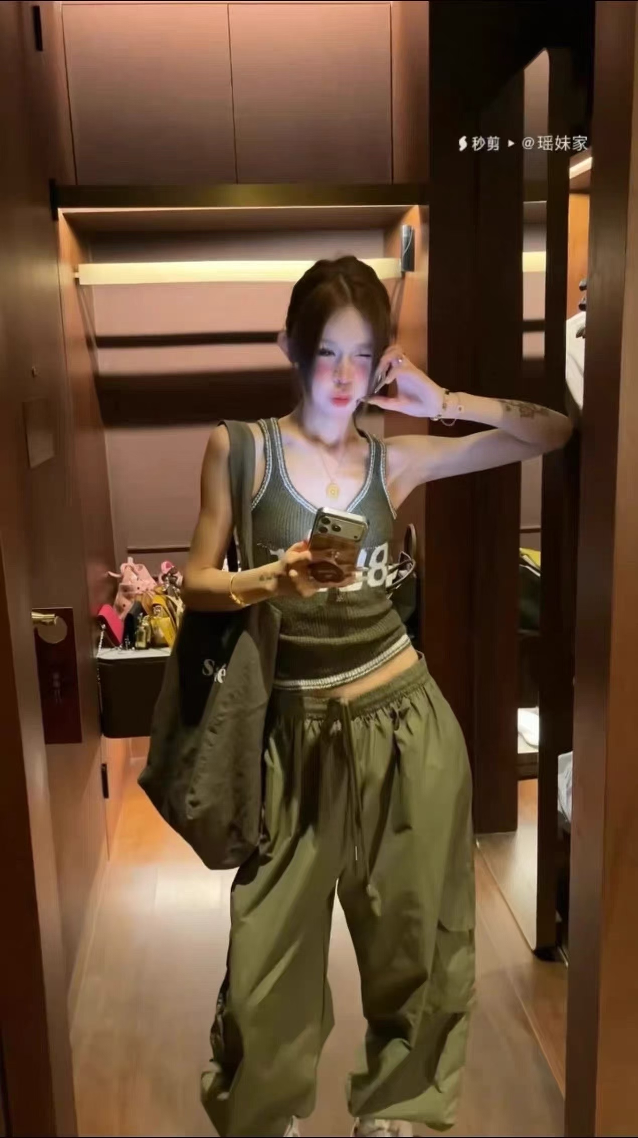 새로운 한 부서 패션 루즈핏 슬림해 보이는 알파벳 니트 스웨터 조끼 허리밴드 워크웨어 와이드 레그 팬츠 세트