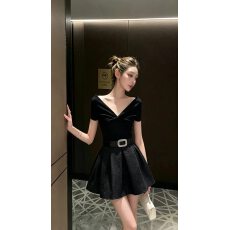 法式千金风黑色一字肩红底连衣裙女26夏收腰显瘦A字蓬蓬裙