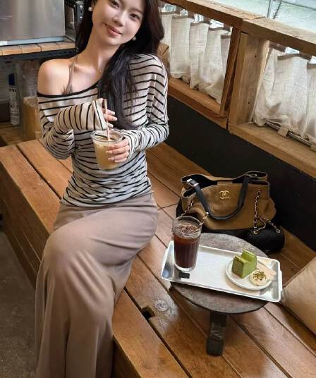 느긋한 바람 비스듬한 어깨 스트라이프 자외선 차단 긴팔 블라우스 티셔츠 가을 다용도 슬립 점프 슈트 치마 세트