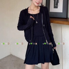 批发2026秋季新款韩系设计感小众连帽上衣女休闲百搭半身裙背心三件套
