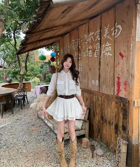 고급 센스 화이트 폴로 칼라 셔츠 여성 드레스 가을 새로운 작은 대중 디자인 센스 착용 가져 가라. 미니 스커트 투피스 세트