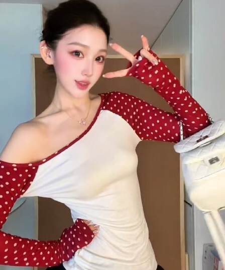 삼색 도트 무늬 비스듬한 어깨 긴팔 티셔츠 여성 몸매 가꾸기 슬림해 보이는 디자인 센스 맨위 반신 스커트 투피스 세트