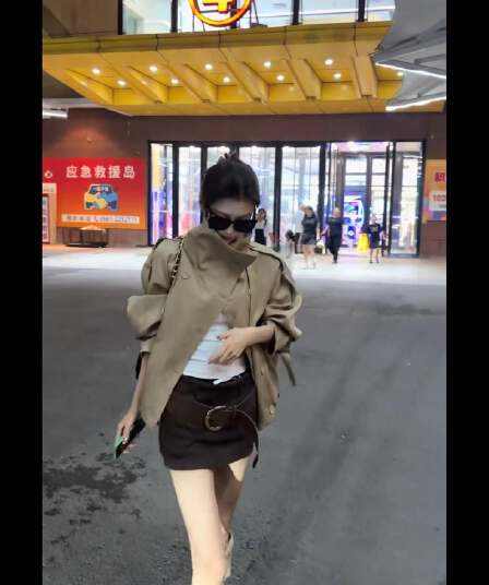 한 부서 새로운 영국식 바람 품격 스탠드 칼라 바람막이 여성 코트 가을 이중 버튼 카키 색 루즈핏 쇼트 스타일 맨위