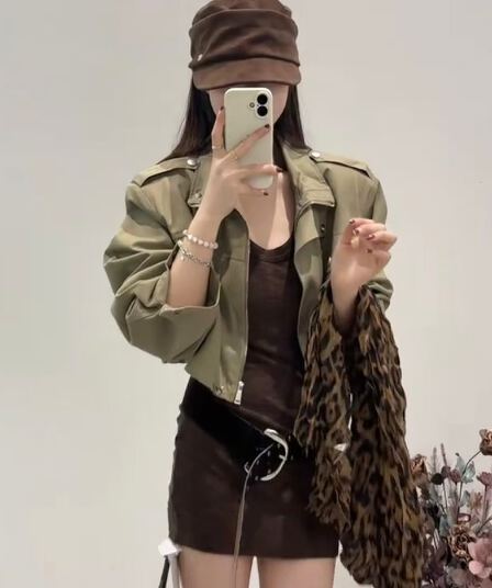 2026 이른 가을 새로운 핫걸 바람 캐주얼 바람 서있는 폴로 칼라 오토바이 서비스 쇼트 스타일 재킷 드레스 투피스 세트