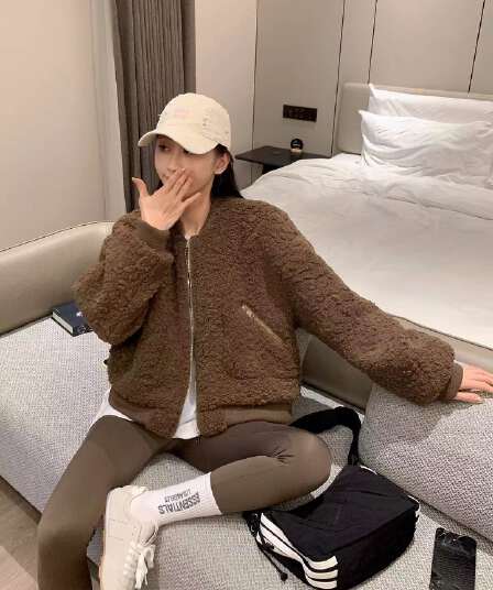 화이트 양털 짧은 여성 코트 가을 겨울철 지퍼 맨위 작은 키 한 부서 착용 가져 가라.