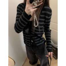 批发软糯V领长袖毛衣针织开衫女百搭纽扣设计感修身外套<b class='q'>薄款</b>上衣