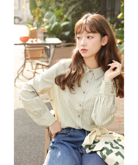 싱글 주머니 출퇴근 밝은 녹색 스트라이프 여성 셔츠 봄 가을 2026 새로운 프랑스식 레트로 폴로 칼라 긴팔 품격 맨위