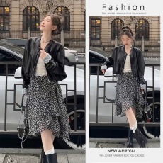 批发<b class='q'>韩版</b>复古风气质百搭黑色皮衣外套2026春季新款时尚碎花半裙套装女