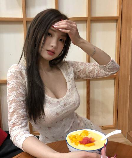 2026 여름 새로운 순수한 욕망 바람 섹시함 품격 디자인 센스 레이스 꽃무늬 u 칼라 반팔 맨위 몸매 가꾸기 티셔츠