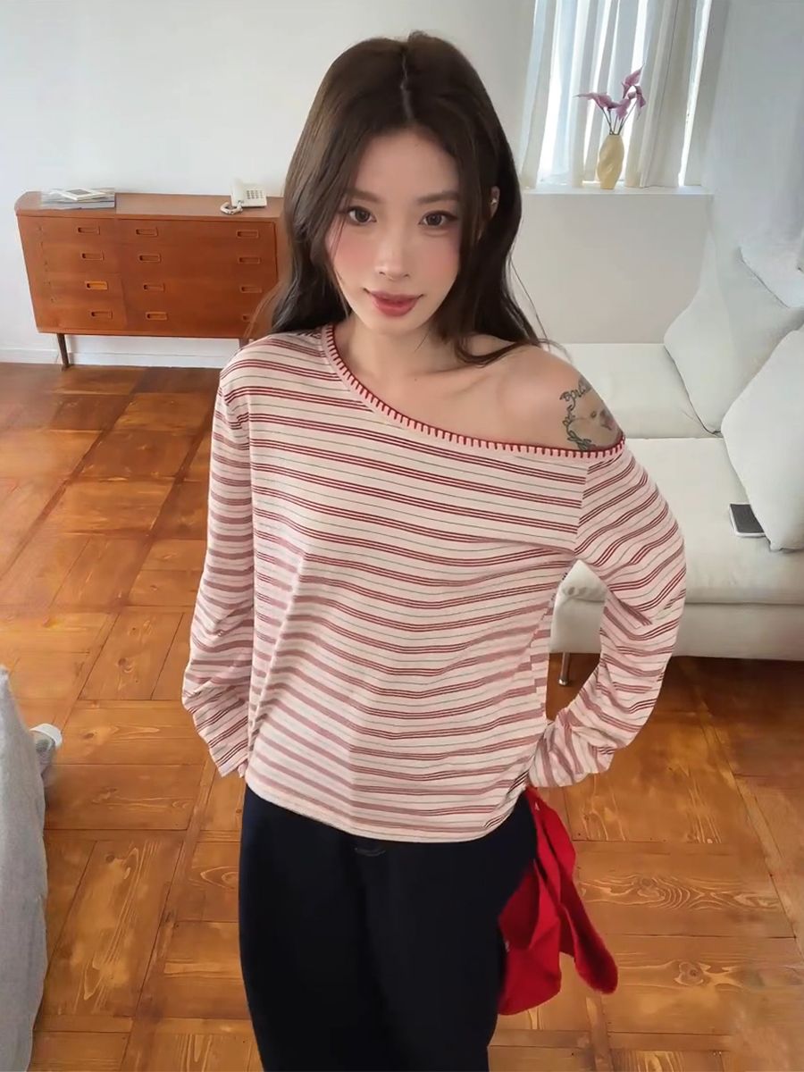 원본 원단 빨간색 스트라이프 비스듬한 어깨 긴팔 티셔츠 여름 새로운 품격 캐주얼 슬림해 보이는 오프숄더 맨위
