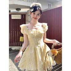 批发艺术生奶呼呼短裙<b class='q'>女</b>夏季<b class='q'>新款</b>纯欲风蕾丝黄色方领泡泡袖蓬蓬连衣裙
