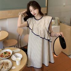 批发条纹小飞袖<b class='q'>连衣裙</b>女2026夏季新款韩系荷叶边不规则无袖娃娃衫裙子