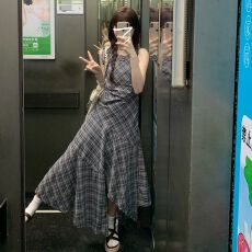 批发复古格子<b class='q'>连衣裙</b>女夏季气质收腰背心裙设计感小众不规则A字裙长裙