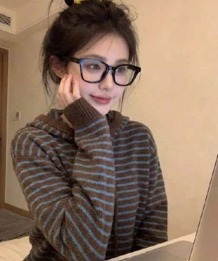 한 부서 스트라이프 후드 니트 스웨터 스웨터 여자 2026 가을 새로운 고급 센스 인사이드 가져 가라. 디자인 센스 긴팔 맨위
