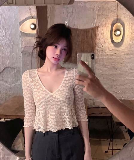 가을 새로운 달콤함 연령 감소 몸매 가꾸기 슬림해 보이는 쇼트 스타일 맨위 순수한 욕망 바람 품격 레이스 V넥 얇은 스타일 중간 소매 티셔츠