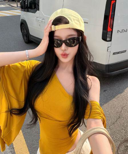 가을 품격 허리 수축 슬림해 보이는 오프숄더 맨위 모달 고급 센스 황색 불규칙 비스듬한 어깨 리본 티셔츠 여성