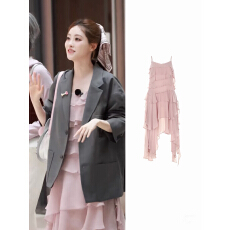 批发祝绪丹2026<b class='q'>明星</b><b class='q'>同款</b>荷叶边层次感不对称吊带裙灰粉连衣裙