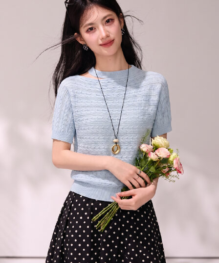 실사 있음 2026 여름 디자인 센스 작은 대중 순수한 욕망 오프숄더 비스듬한 어깨 꽈배기 행침 목 반팔 맨위 여성