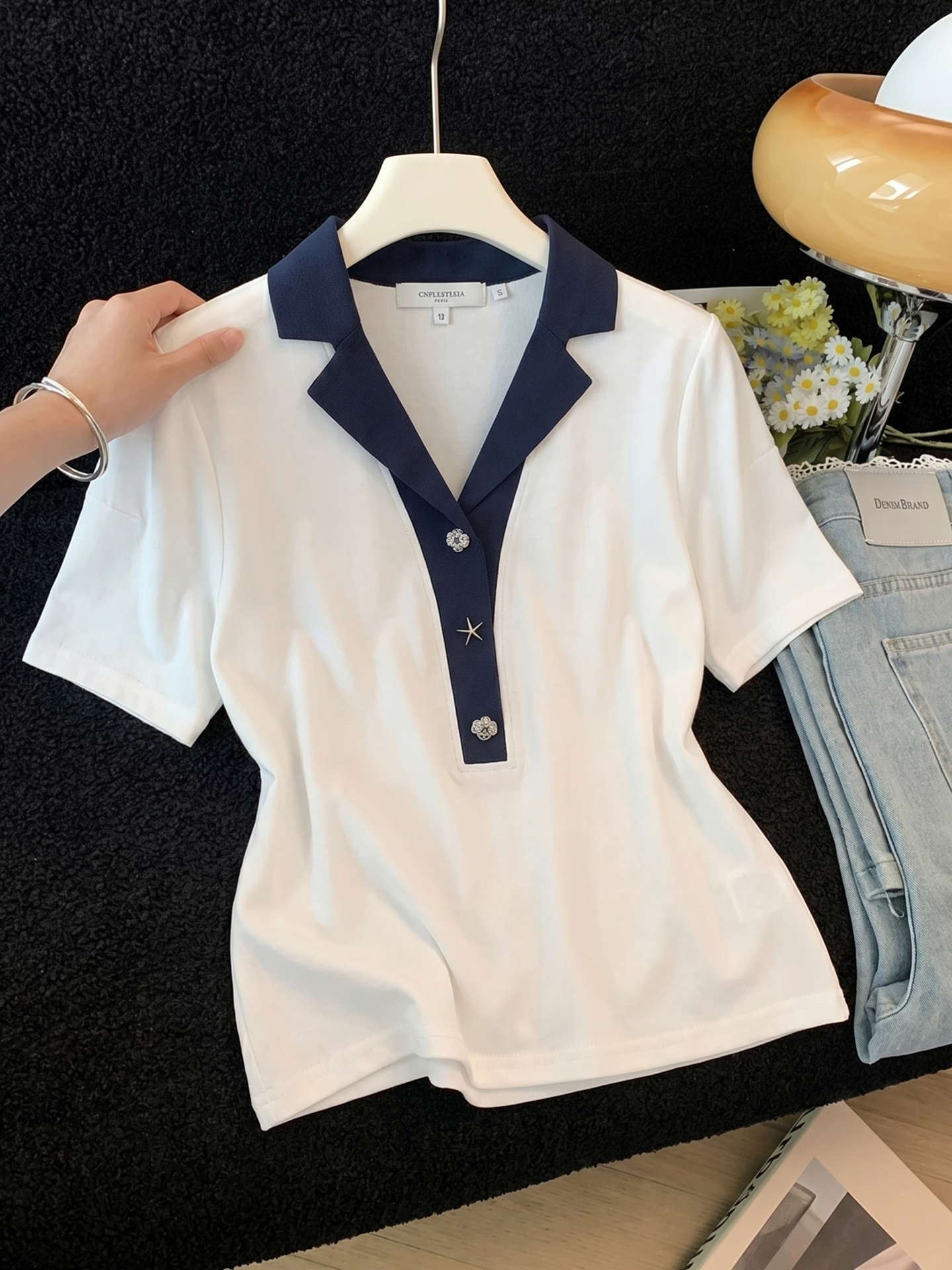 실사 있음 2026 미니멀리즘 바람 배색 V넥 반팔 여성 셔츠 여름 품격 폴로 칼라 디자인 출퇴근 맨위