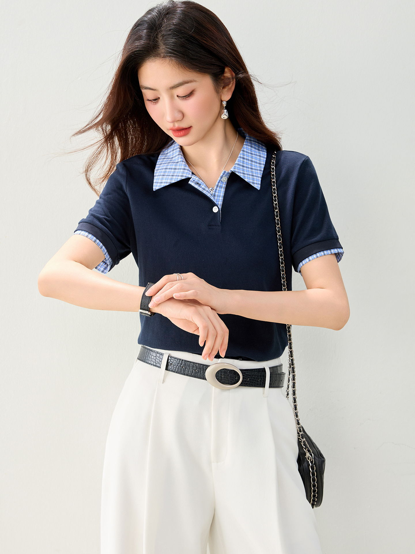 V넥 페이크 레이어드 반팔 티셔츠 여성 봄 여름 2026 새로운 체크무늬 패치워크 POLO 칼라 긍정적 인 어깨 동정 맨위