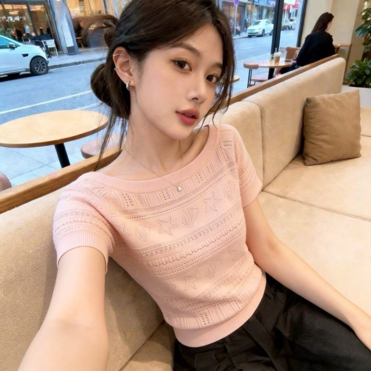디자인 센스 홀로우 아웃 외국 가스 연령 감소 반팔 티셔츠 여성 봄 여름 섹션 루즈핏 슬림해 보이는 오프숄더 얼음 실크 니트 맨위
