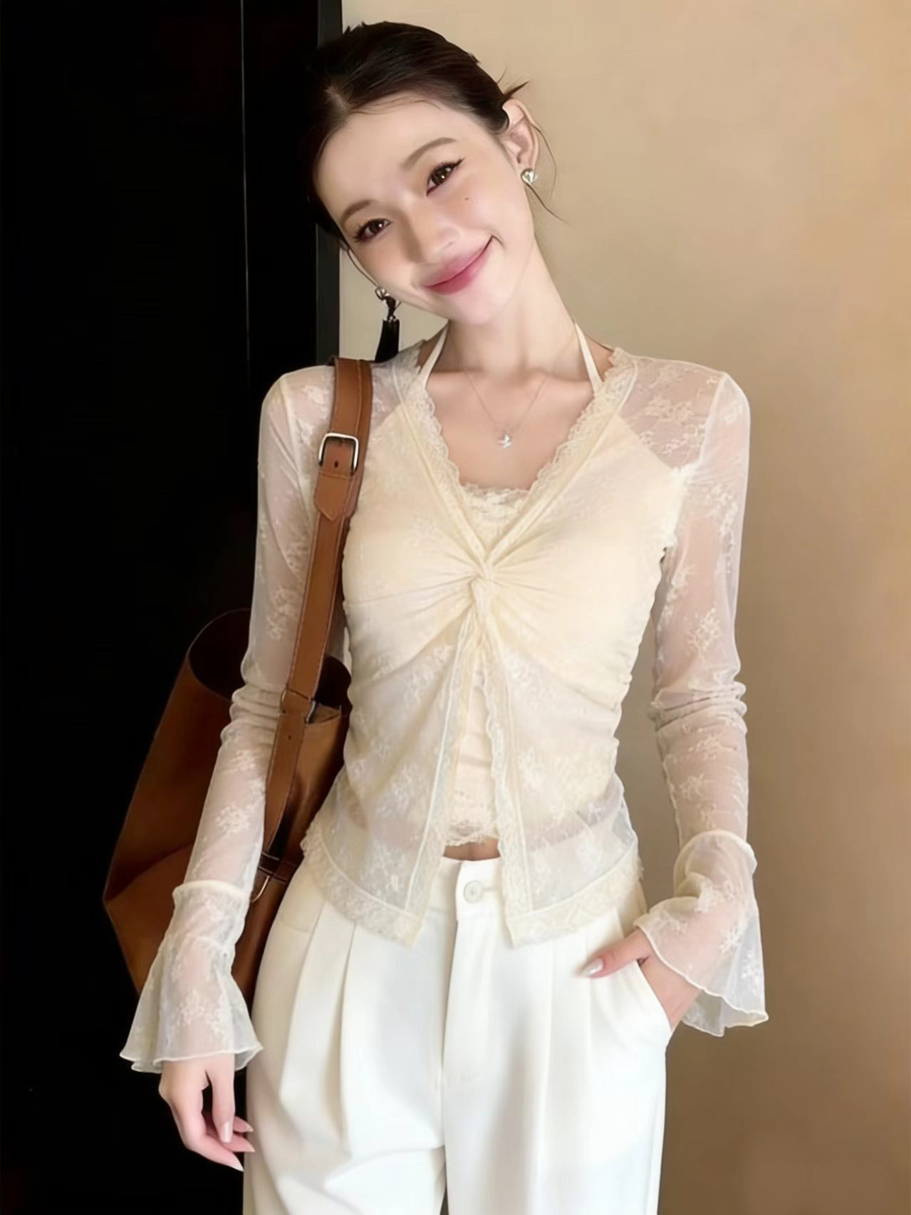 순수한 욕망 섹시함 V넥 행침 목 맨위 여성 이른 봄 망사 시스루 페이크 레이어드 나팔 소매 레이스 기본 셔츠 인사이드 가져 가라.