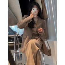 批发高级感<b class='q'>女装</b>搭配温柔小香风<b class='q'>职业</b>灯芯绒西装<b class='q'>套装</b>奶系穿搭秋季一整套