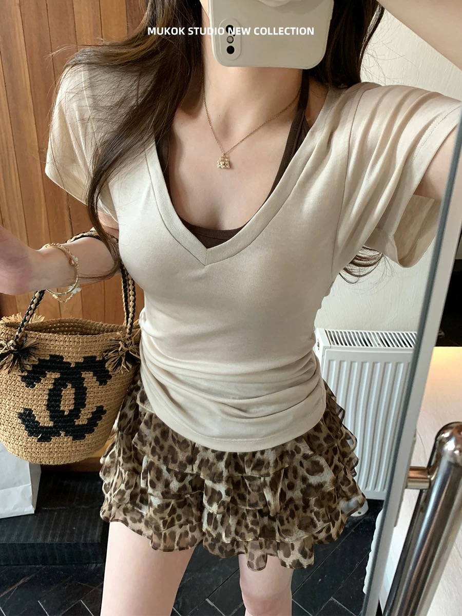 화이트 V넥 맨위 여성 몸매 가꾸기 긍정적 인 어깨 반팔 티셔츠 인사이드 가져 가라. 2026 새로운 허리 수축 짧은 반쪽 소매 여름 섹션 만나는